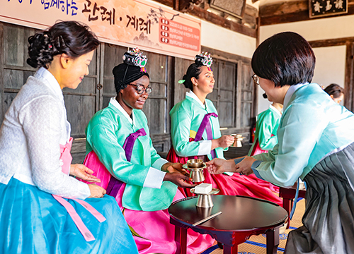 갓 쓰고, 비녀 꽂은 외국인 유학생들 ‘전통 성년식’ 체험